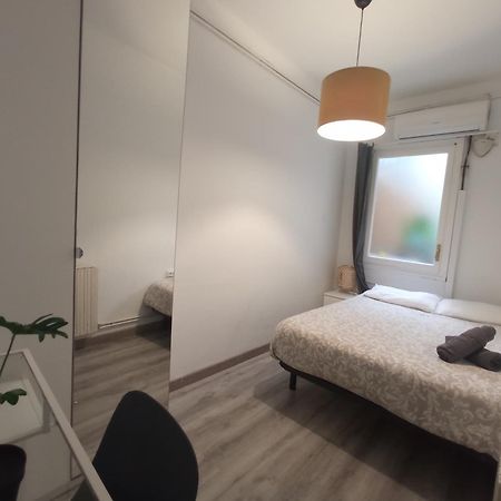 Private Rooms On Tamarit Street Barcelona Exterior photo