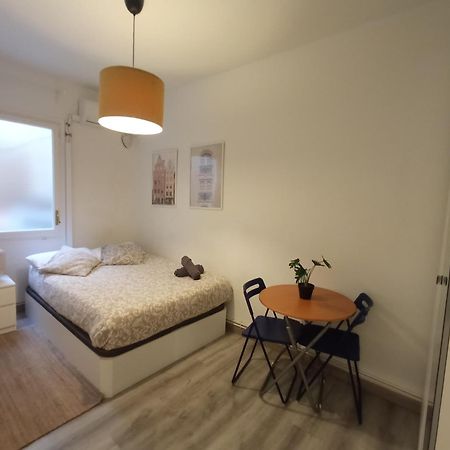 Private Rooms On Tamarit Street Barcelona Exterior photo