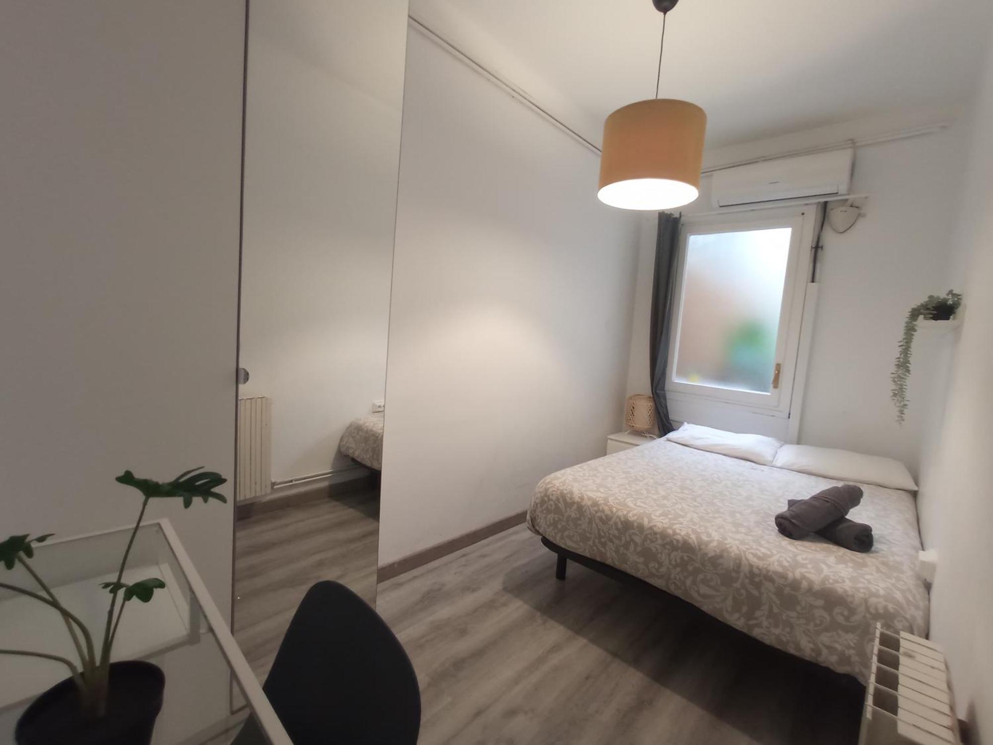 Private Rooms On Tamarit Street Barcelona Exterior photo