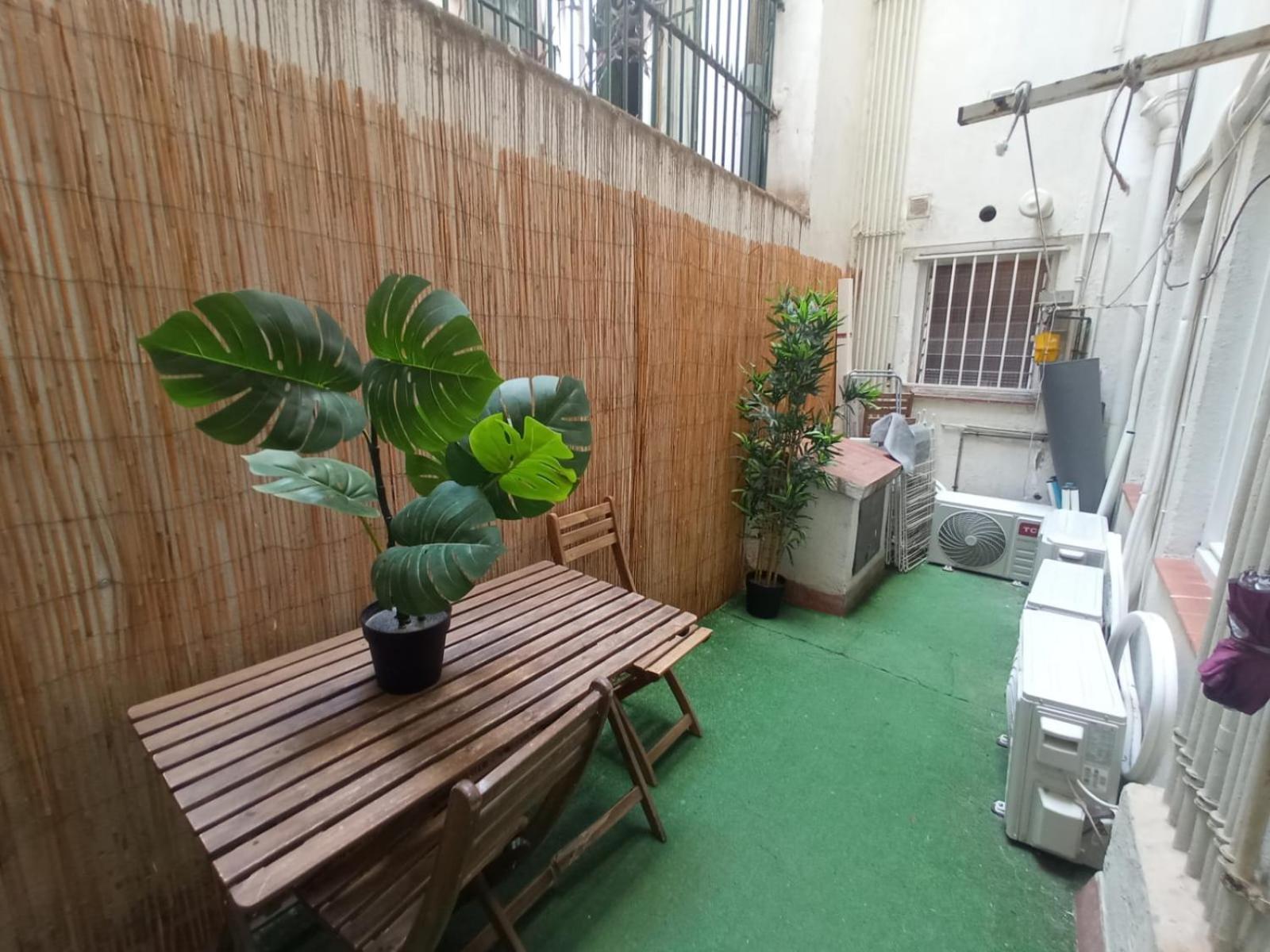 Private Rooms On Tamarit Street Barcelona Exterior photo